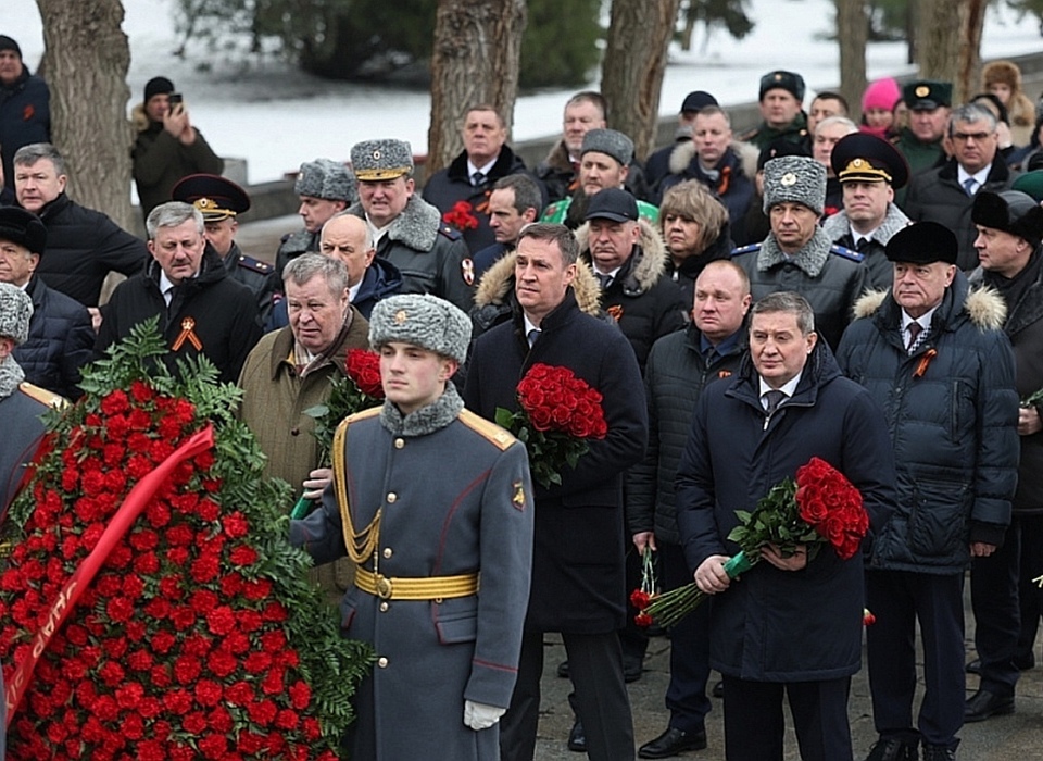 В Волгограде на Мамаевом кургане возложили цветы и произвели выстрел памяти
